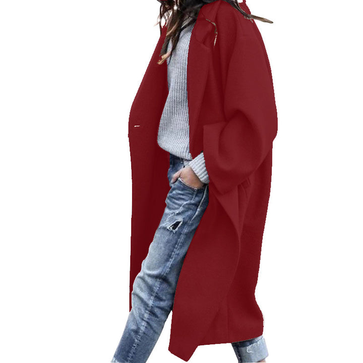 Damen im langen Oversize-Mantel mit Revers