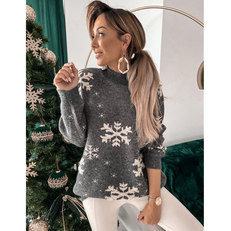 Frau im flauschigen Weihnachtspullover mit Schneeflocken