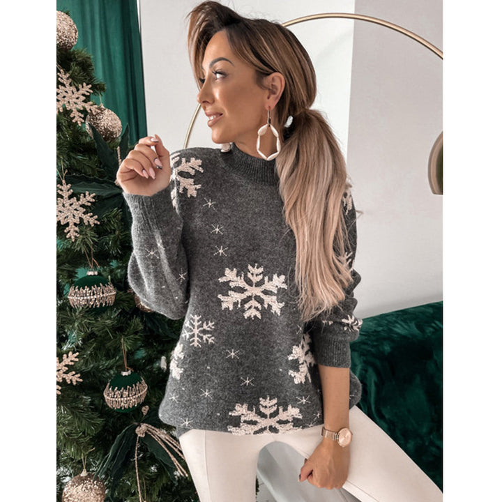 Frau im flauschigen Weihnachtspullover mit Schneeflocken