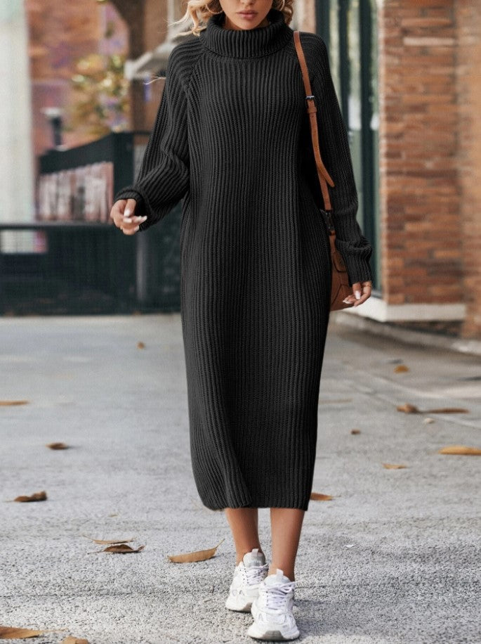 Frau im langen Strickkleid mit Rollkragen