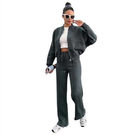 Frau im Zweiteiler mit Zip-Jacke und weiter Hose