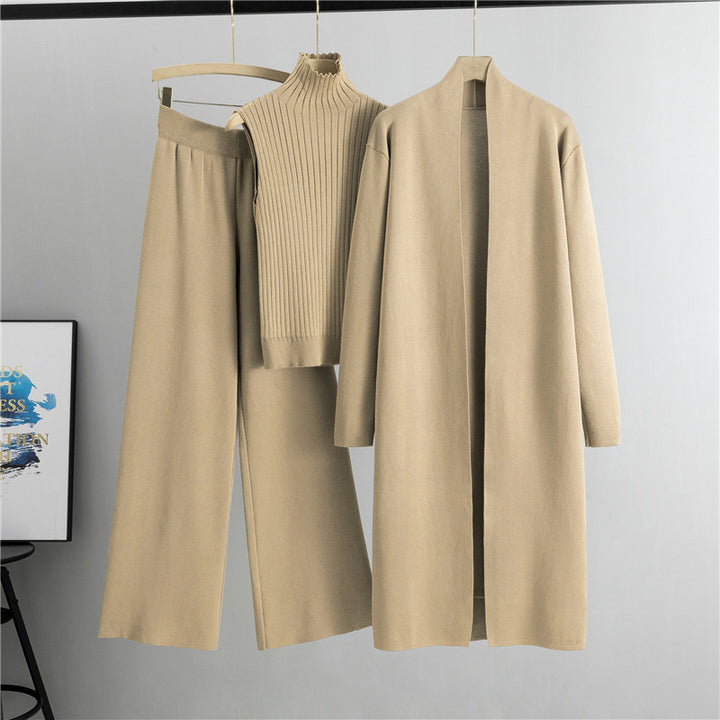 Frau im dreiteiligen Strickset mit langer Jacke