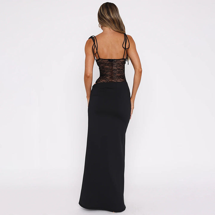 Frau im langen Trägerkleid mit Spitze