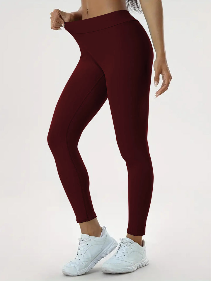Frau in High-Waist-Yogaleggings mit Raffung