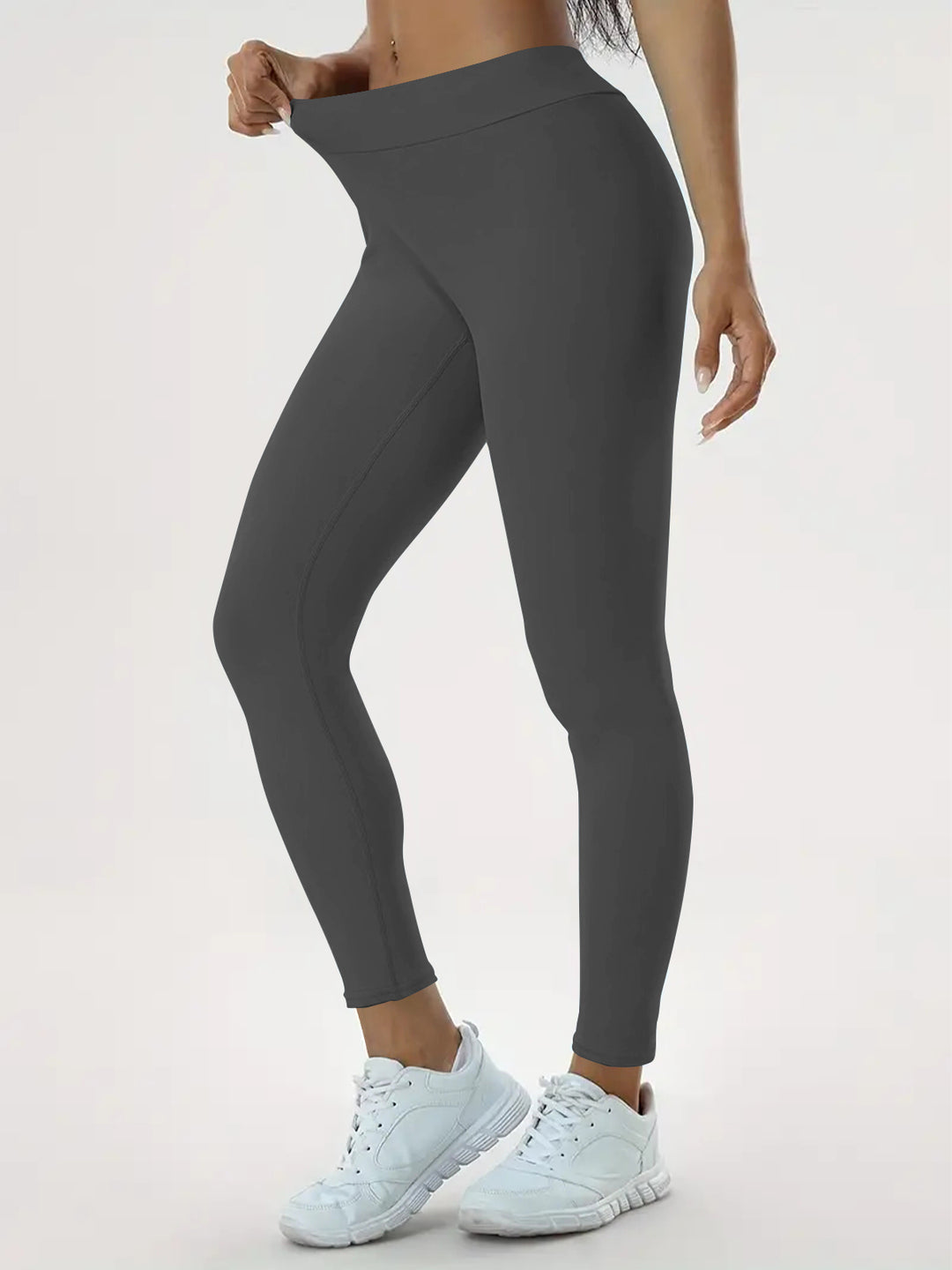 Frau in High-Waist-Yogaleggings mit Raffung