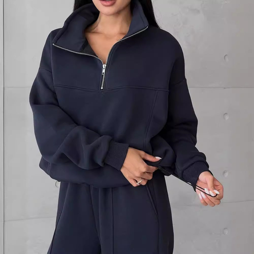 Frau im Fleece-Jogginganzug mit Halbzip