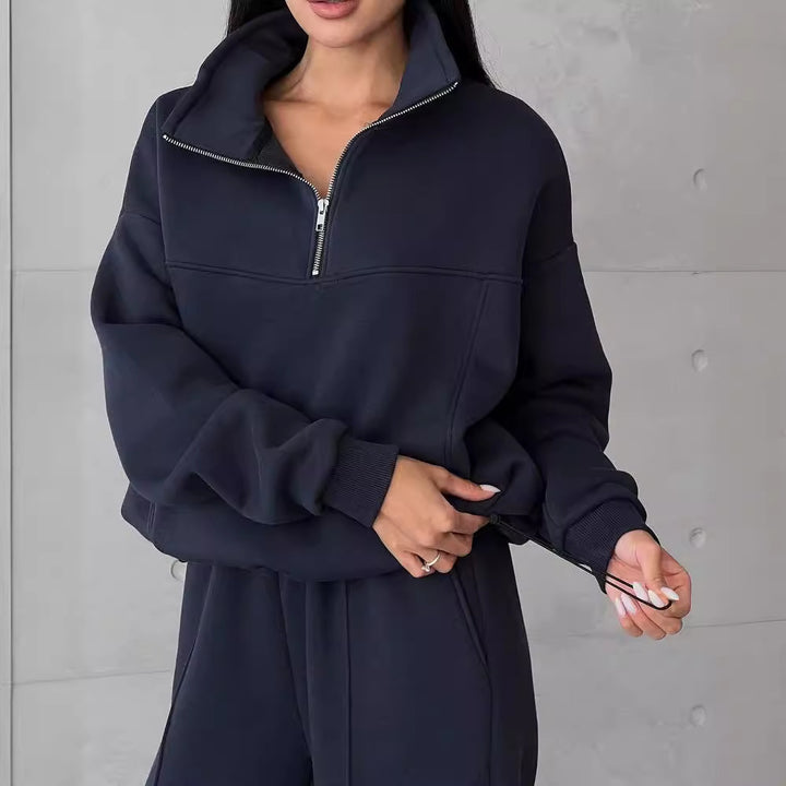 Frau im Fleece-Jogginganzug mit Halbzip