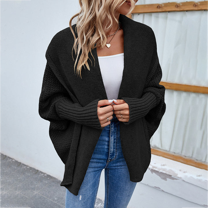 Damen in Oversize-Strickjacke mit Schalkragen