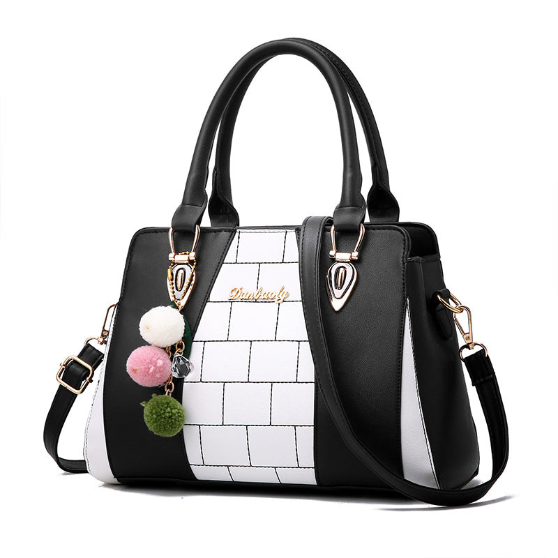Zweifarbige Handtasche mit Pompon-Anhänger